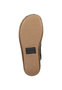 Suela de zapato negra, goma marrón texturizada, forma redondeada, diseño minimalista, logo "Clarks" embosado en el lateral, grano natural.