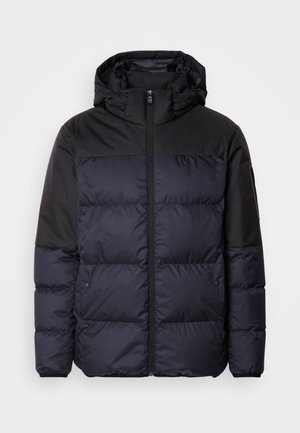 Casaco de puffer azul-marinho com ombros e capuz pretos, apresentando fecho de correr na frente, design em painéis cosidos e um bolso com fecho de correr na manga.