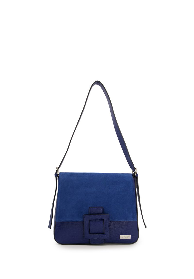 Navyblaue Handtasche aus Wildleder und strukturiertem Leder, mit abnehmbarem Schulterriemen und auffälligem rechteckigem Schnallen-Detail.