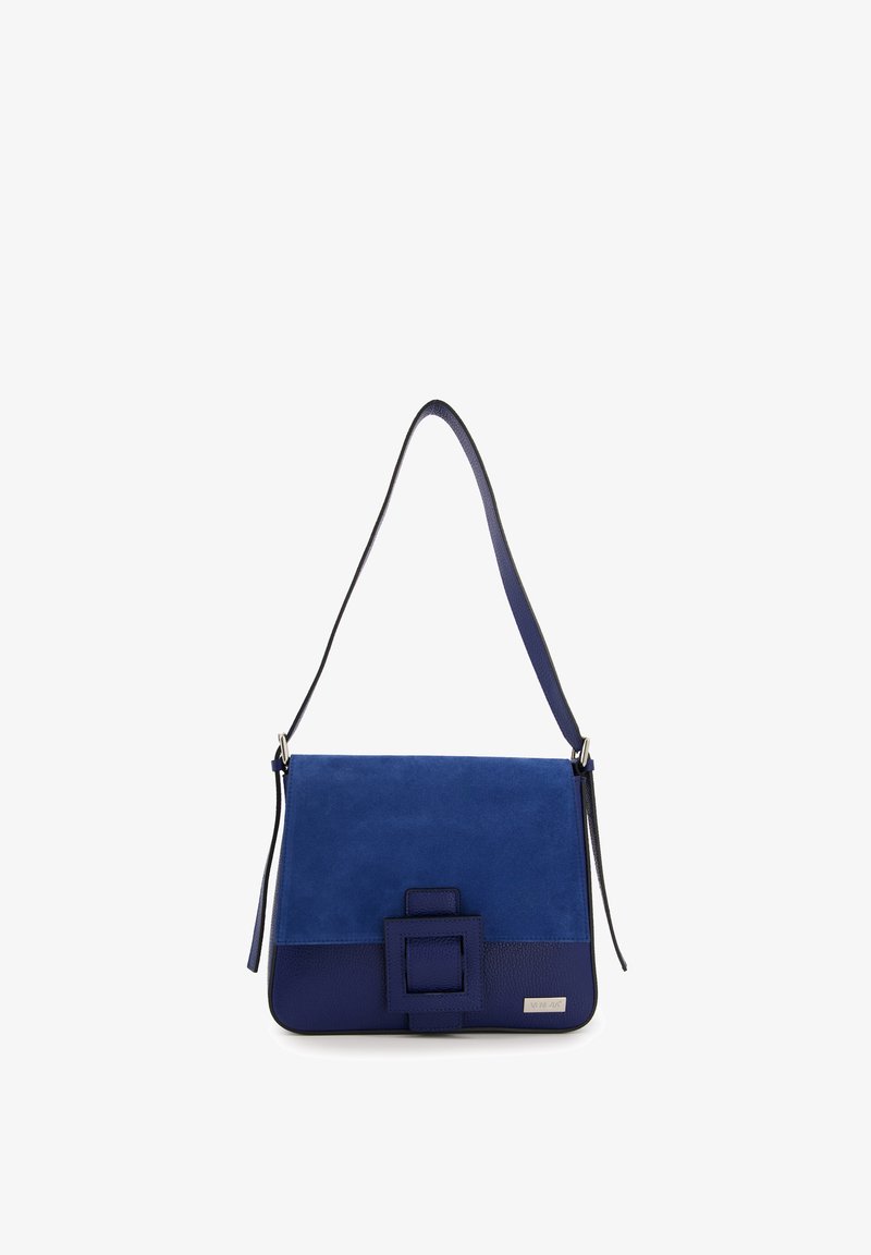 Marineblauwe handtas van suede en gestructureerd leer, met een afneembare schouderband en een prominente rechthoekige gespdetails.