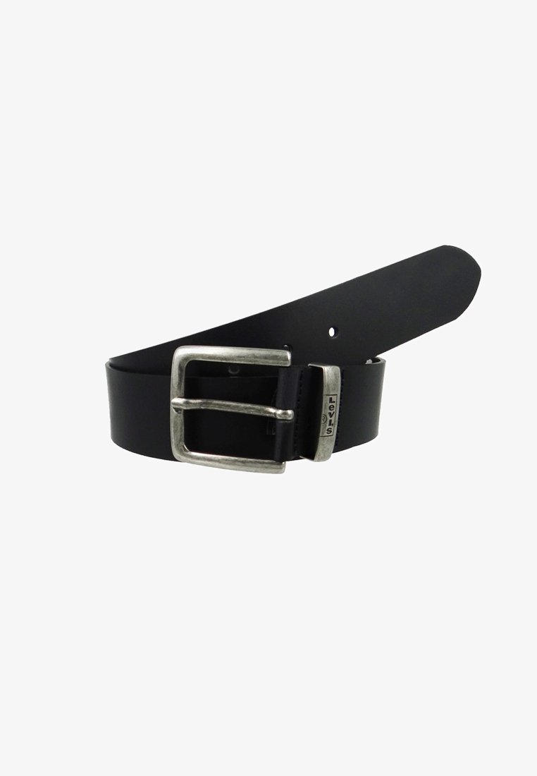Czarny skórzany pasek z prostokątną srebrną klamrą, z detalem logo i otworami do regulacji. Gładka tekstura i prosty design.