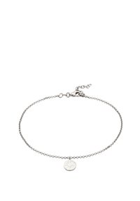 Zilveren kettingarmband met een kleine ronde, gestructureerde hanger en een verstelbare sluiting op een witte achtergrond.