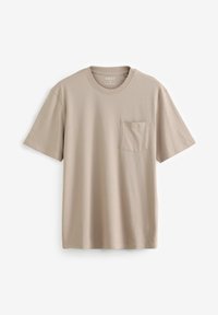 Beige t-shirt med kort ärm i mjukt tyg, med en bröstficka och rundad halsringning. Inga mönster eller dekorationer synliga.