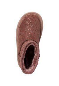 Botte en suede rose avec un motif en paillettes brillantes, doublure en fourrure douce et semelle en caoutchouc beige. Caractéristiques : bout arrondi et accents cousus.