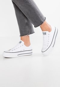 CHUCK TAYLOR ALL STAR LIFT - Baskets basses - white/garnet/navy