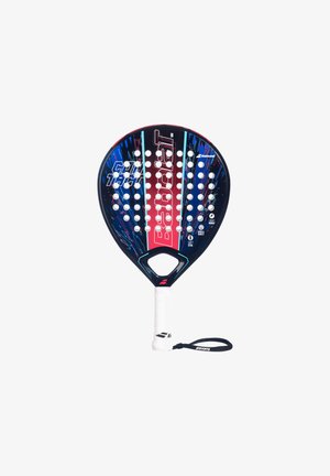 Padel racket met een druppelvorm, zwart-blauw grafisch ontwerp, gestructureerd oppervlak, meerdere perforaties en een witte grip met polsbandje.