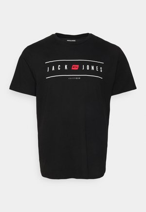 Fekete pamut póló, elülső grafikai dizájnnal, melyen a "JACK & JONES" felirat fehér színben, piros kiemelő dobozban található. Klasszikus kerek nyakú kivitel.