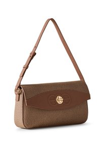 Borsa a tracolla in pelle marrone con superficie testurizzata, chiusura a patta e tracolla regolabile. Presenta un accentuazione in metallo dorato nella parte anteriore.
