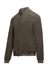 Giacca bomber verde oliva con una texture liscia, zip frontale completa, colletto e polsini a costine, e tasche laterali. Design semplice e moderno.