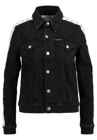 Chaqueta de mezclilla negra con botones plateados, dos bolsillos frontales y franjas laterales impresas con el logo en blanco. Cuello clásico y diseño ajustado.