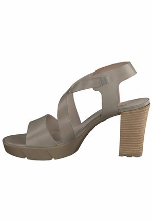 Beige højhælede sandaler med krydsede stropper, en tyk hæl med træstruktur og en let polstret platform.