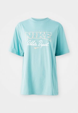 Jasnoniebieska bawełniana koszulka z krótkim rękawem i okrągłym dekoltem. Zawiera logo "NIKE" oraz napis w białym i brzoskwiniowym kolorze.