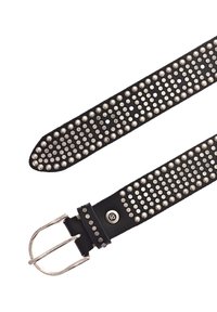 Zwarte leren riem met zilveren studs in een rasterpatroon, voorzien van een zilveren metalen gesp en een ronde merkembleem.