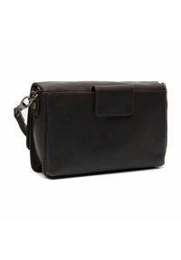 Donkere bruine leren polsband met een gladde textuur, een voorflapsluiting en een verstelbare band. Voorzien van subtiele stiksels en metalen hardware.