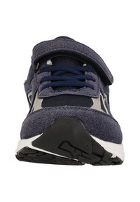 Marineblaue Sportschuhe mit strukturiertem Obermaterial, Mesh-Akzenten, Klettverschluss und Gummisohle mit einem strukturierten Profil für Griffigkeit.