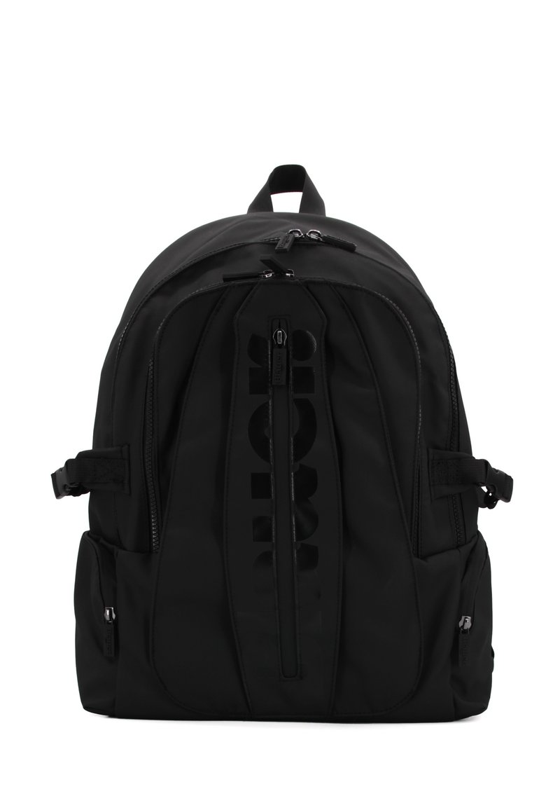 Zaino nero realizzato in tessuto resistente con forma arrotondata, dotato di tasca frontale con zip, tasche laterali e un accento con logo.