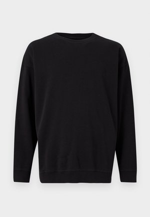 Černá mikina, kulatý výstřih, dlouhé rukávy, vyrobená z měkké látky. Má žebrované manžety a lem, minimalistický design bez vzorů nebo log.