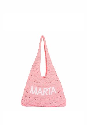 Lyserød strikket mulepose med teksturerede mønstre og navnet "MARTA" i hvide blokbogstaver på forsiden.