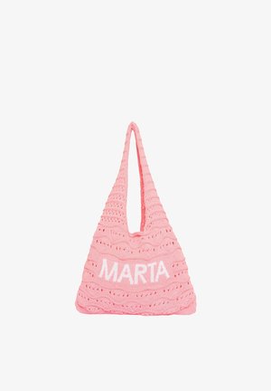 Lyserød strikket mulepose med teksturerede mønstre og navnet "MARTA" i hvide blokbogstaver på forsiden.