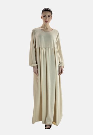 Langes beiges Kleid aus weichem Stoff, mit Rundhalsausschnitt, langen Ärmeln und geraffter Taille, das bis zum Boden reicht.