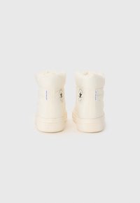 Sahnig-weiße High-Top-Sneaker mit einem weichen Stoff-Obermaterial, gepolsterter Cargoleiste und Gummisohle. Mit einem kreisförmigen Logo-Patch auf der Rückseite.