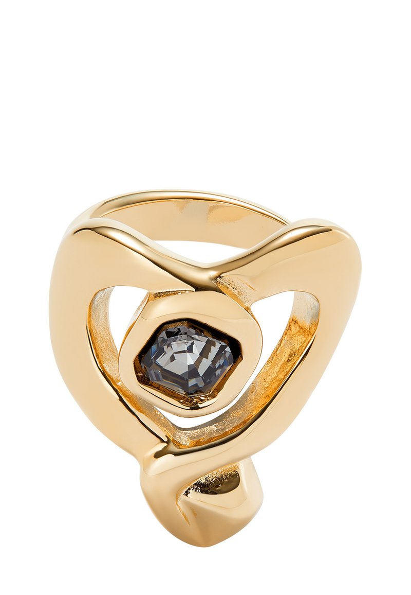 Bague en or avec des bandes lisses entrelacées et une pierre hexagonale sombre au centre. Le design présente un espace ouvert, créant une silhouette unique.