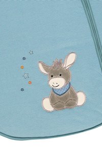 Hellblau gestreifter Stoff mit einem gestickten grauen Esel, der einen blauen Schal trägt, flankiert von bunten Sternen und Kreisen. Flaches, strukturiertes Design.