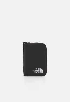 Portafoglio zip in nero realizzato in materiale resistente, con un logo bianco sul davanti e una texture liscia. Design rettangolare compatto.