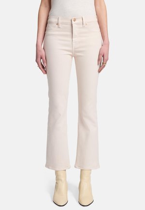 Lichtroze flared jeans met een hoge taille, gemaakt van denim met een gladde textuur, voorzien van een gouden knop en voorzakken.