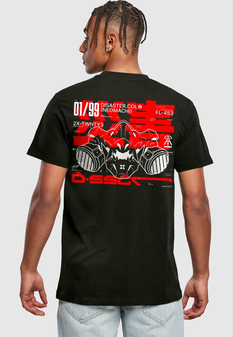 Sort T-shirt med rød grafisk design og tekst samt abstrakte elementer på ryggen. Korte ærmer, standard pasform og lavet af bomuld.