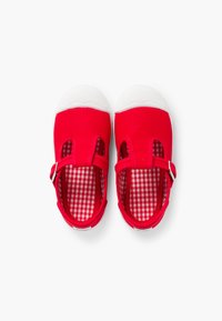 Zapatos para niños pequeños de tela roja con suelas de goma blanca, que cuentan con un forro interior de cuadros, lados abiertos y una correa ajustable para un ajuste seguro.