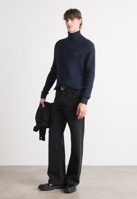Tommy Hilfiger STRUCTURE ROLL NECK - Pulover - desert sky
