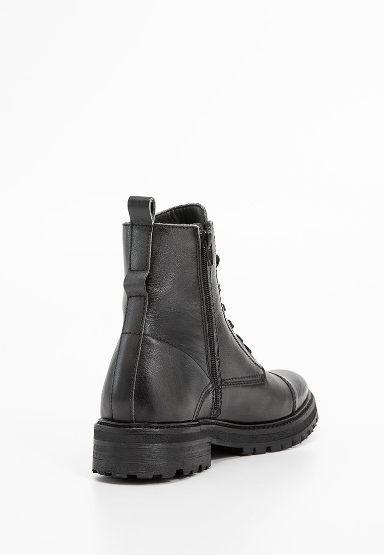 Schnürstiefelette