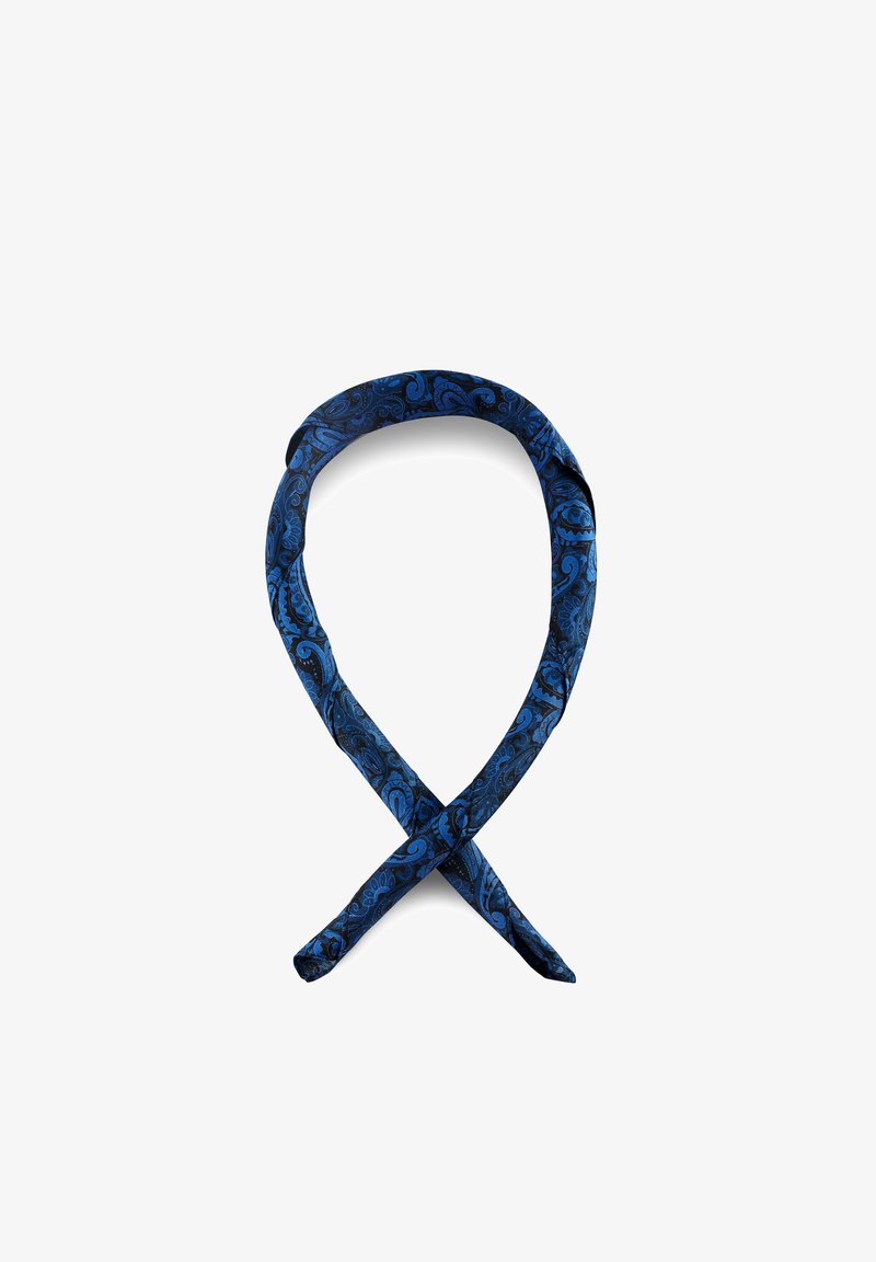 Blå og svart slips med paisleymønster, knytt løst i en løkke på hvit bakgrunn.