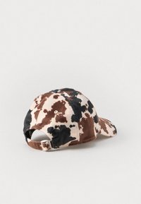 Brun og svart kuprint caps med en myk tekstur. Har et buet skjerm, justerbar bakrem og seks ventilasjonshull.