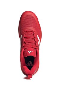 Baskets de sport rouges en matériau mesh et synthétique, avec une tige texturée, des accents blancs et une semelle rembourrée avec un détail de logo.