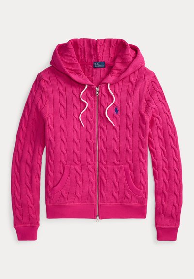 Ροζ κουκούλα με πλέξη καλώδιου, με φερμουάρ μπροστά, δύο τσέπες και λευκά κορδόνια· διαθέτει μανσέτες και τελείωμα με ριμπ υφή, λογότυπο στο στήθος.