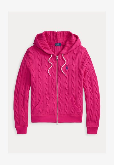 Ροζ κουκούλα με πλέξη καλώδιου, με φερμουάρ μπροστά, δύο τσέπες και λευκά κορδόνια· διαθέτει μανσέτες και τελείωμα με ριμπ υφή, λογότυπο στο στήθος.