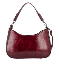 Sac à main en cuir verni de couleur rouge foncé avec une seule poignée courte et une bandoulière amovible sur fond blanc.