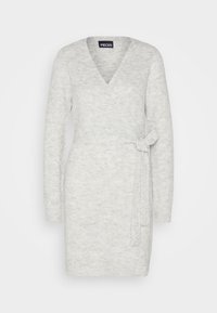Ljusgrå stickad omslagsklänning med långa ärmar och knytbälte på högra sidan, knä-length och figurnära siluett.