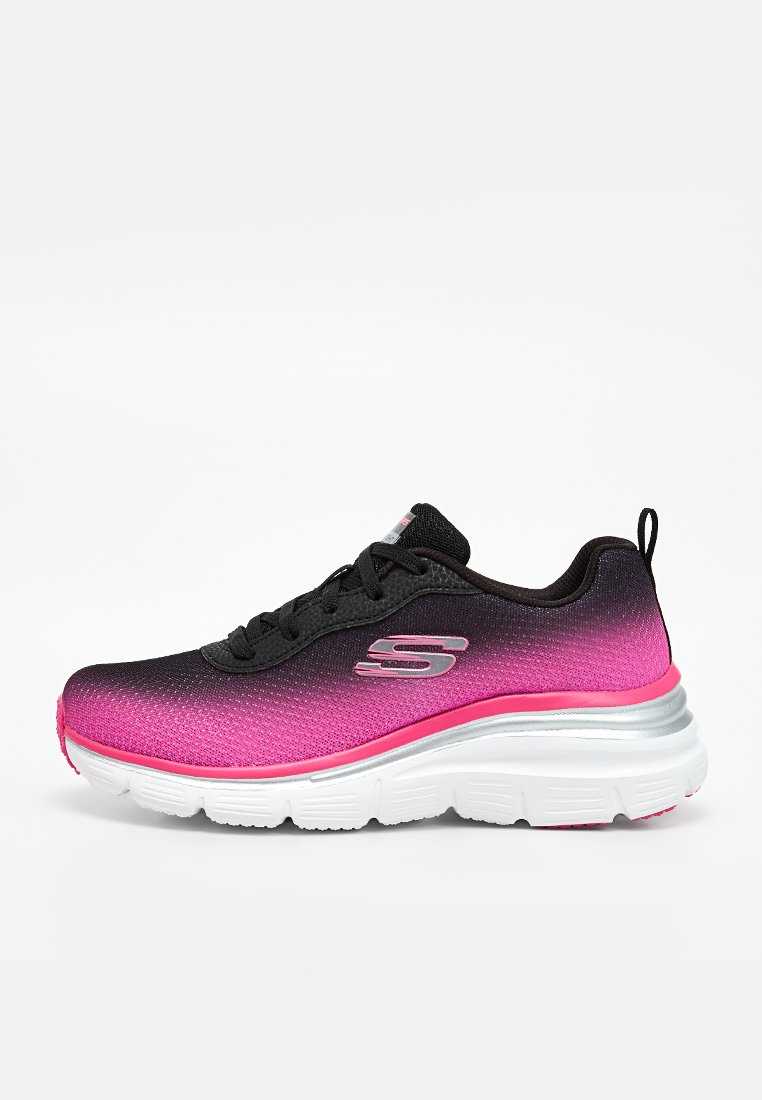 Zapatilla deportiva Skechers con parte superior de malla en degradado de negro a rosa, suela acolchada blanca, cordones negros y logotipo "S" plateado en el lateral.