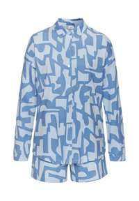 Svijetloplava pidžama s apstraktnim uzorkom u tamnije plavoj boji. Uključuje košulju dugih rukava s gumbima i odgovarajuće šortseve, izrađene od mekanog materijala.