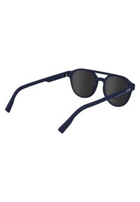 Ochelari de soare bleu marin cu lentile rotunde, finisaj mat și tempuși subțiri. Prezintă un design tăiat distinctiv în podul nasului și un accent cu logo.