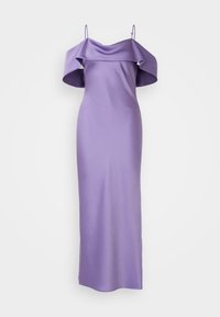 Lawendowa satynowa sukienka na ramiączkach typu off-shoulder, dopasowana w sylwetce, z falbaną przy dekolcie.