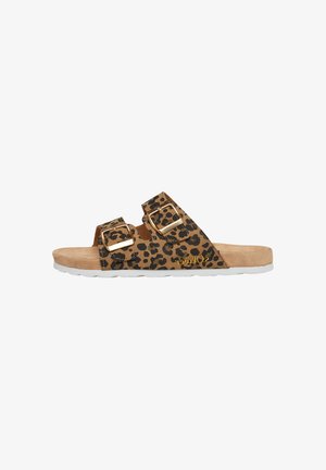 Bruine en zwarte luipaardprint slippers met twee gouden gespsluitingen en een witte zool, gezien van opzij.