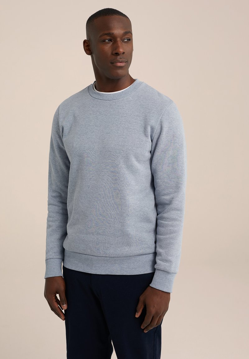 Sudadera gris claro con cuello redondo y manga larga. Presenta puños y dobladillo de canalé, fabricada en suave algodón texturizado.