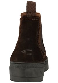 Braune Wildleder-Stiefelette mit strukturierten Stoff-Seitenpaneelen, einem Ziehhilfe hinten und einer robusten schwarzen Gummisohle.
