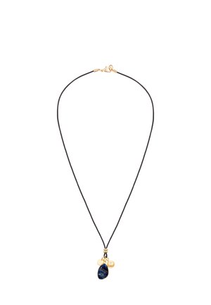 Collana in corda nera con chiusura dorata e tre piccoli ciondoli: una pietra blu, una perla rotonda dorata e un disco dorato piatto.