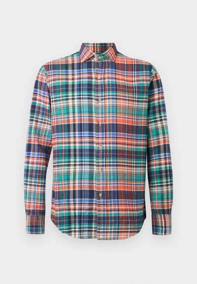 Košile s dlouhým rukávem na knoflíky s vícebarevným kostkovaným vzorem v oranžové, zelené, modré, námořnické a krémové barvě na jednobarevném pozadí.