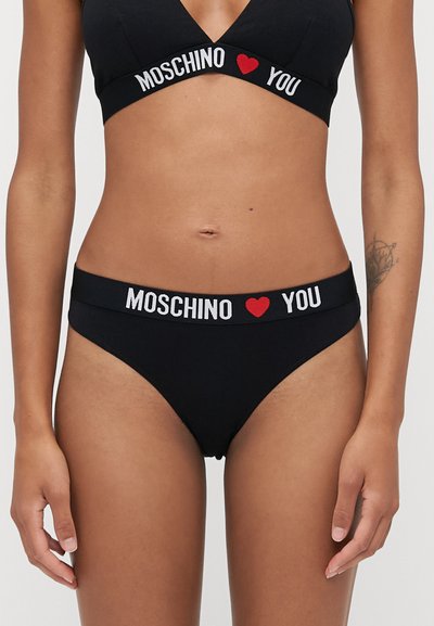 Crni pamukasti bralet i string set s "MOSCHINO ❤️ YOU" brendiranjem u bijelom vezenom tekstu na elastičnim trakama.